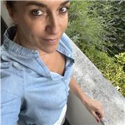 Laureata in lettere moderne impartisce lezioni di italiano, storia, geografia, latino